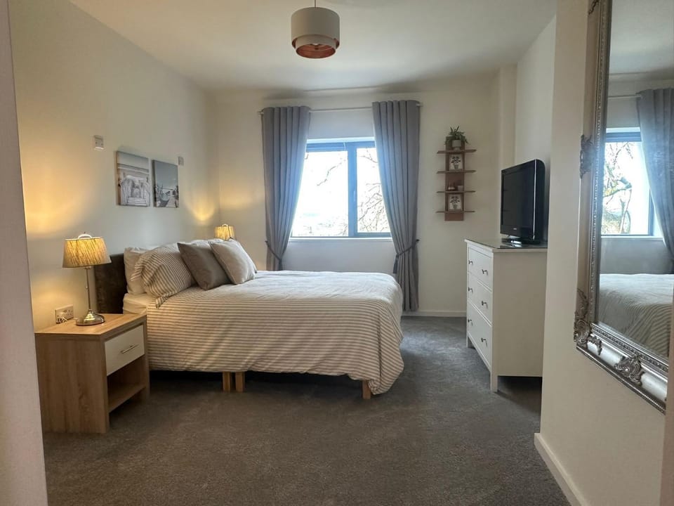Bed, TV and multimedia, Decorative detail, Bedroom