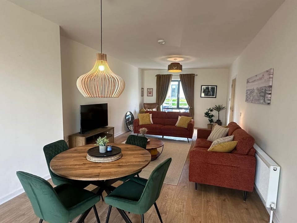 TV and multimedia, Living room, Decorative detail, Seating area, Dining area