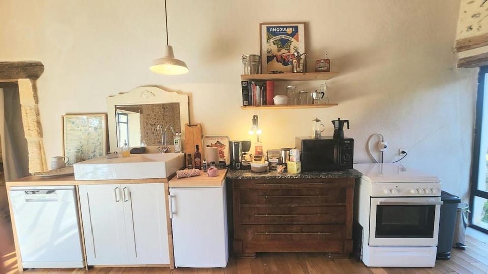 Coffee/tea facilities, Communal kitchen, dishwasher, microwave, oven