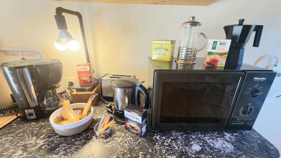 Coffee/tea facilities, microwave