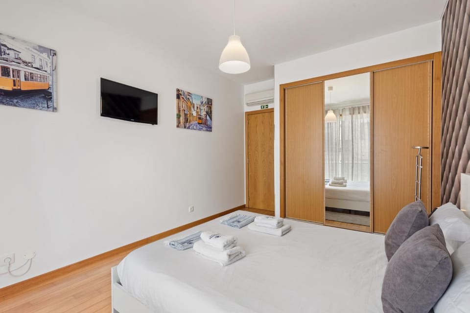 Bed, TV and multimedia, Photo of the whole room, Bedroom, towels, wardrobe