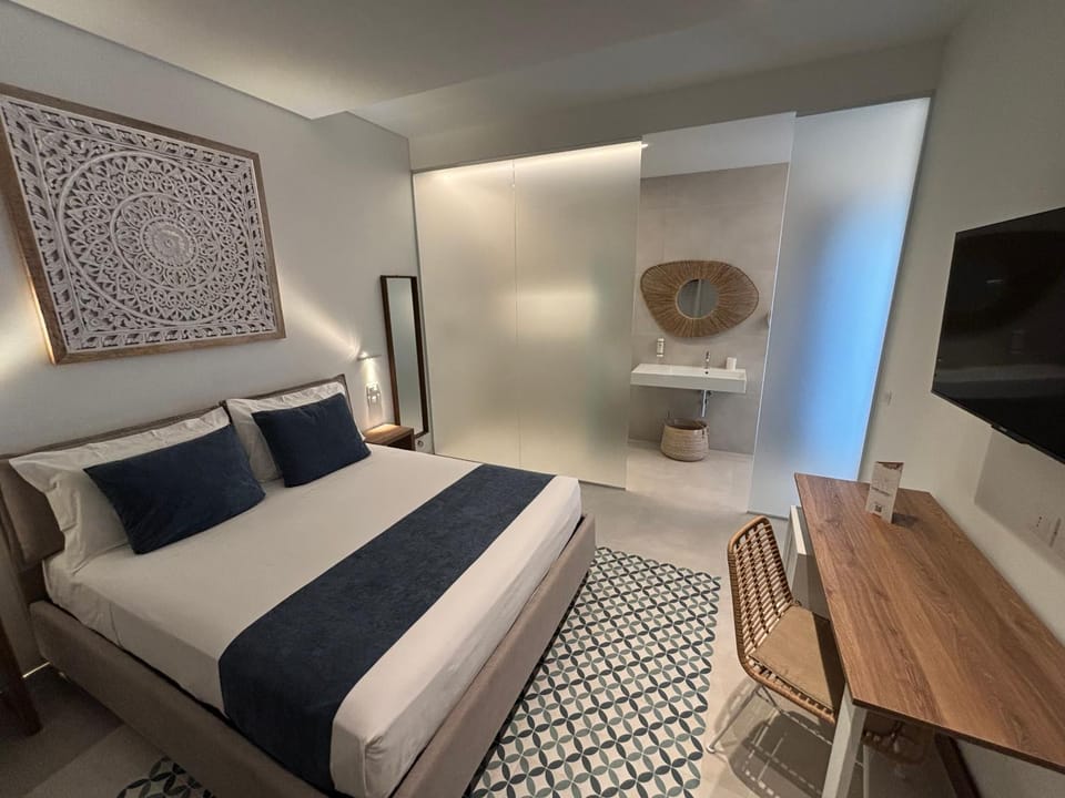TV and multimedia, Photo of the whole room, Bedroom