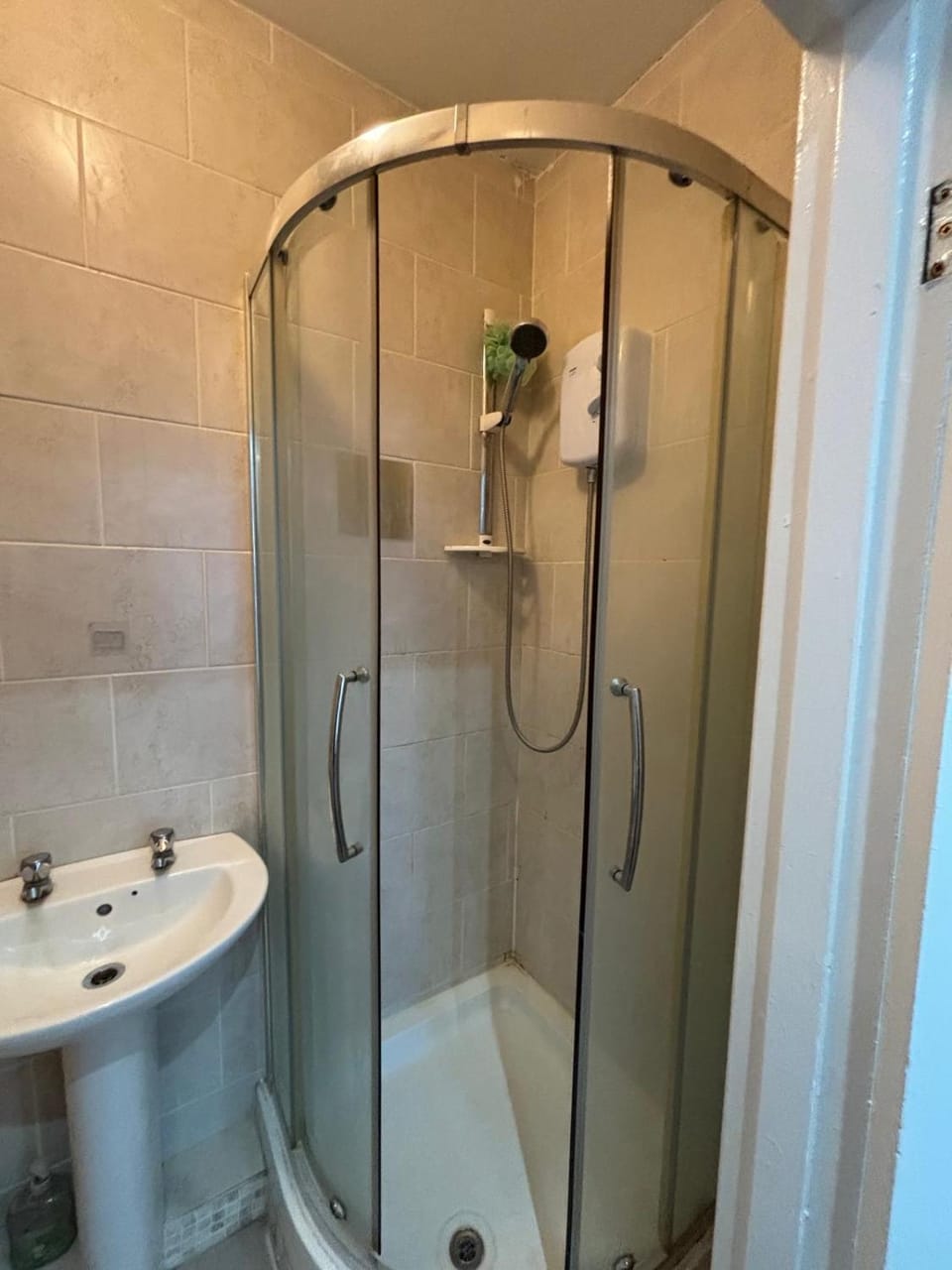 Newly refurbished One Bedroom Flat In Addlestone Apartment in Runnymede District