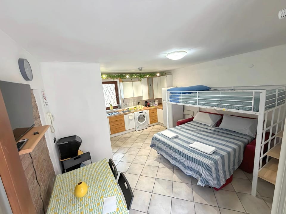 Bed, TV and multimedia, Dining area, Bedroom, bunk bed, kitchen