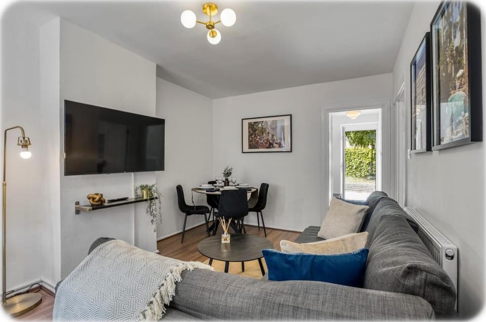 Cosy 1 Bedroom Bungalow w/ Garden in Stepney Green Apartment in London