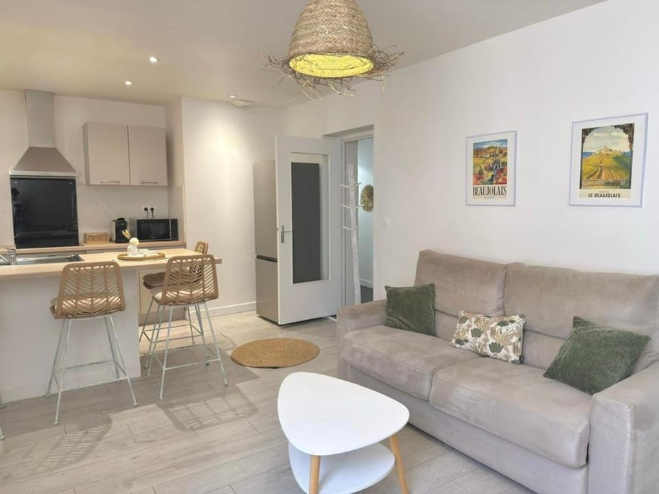Living room, Seating area, Dining area, heating, internet
