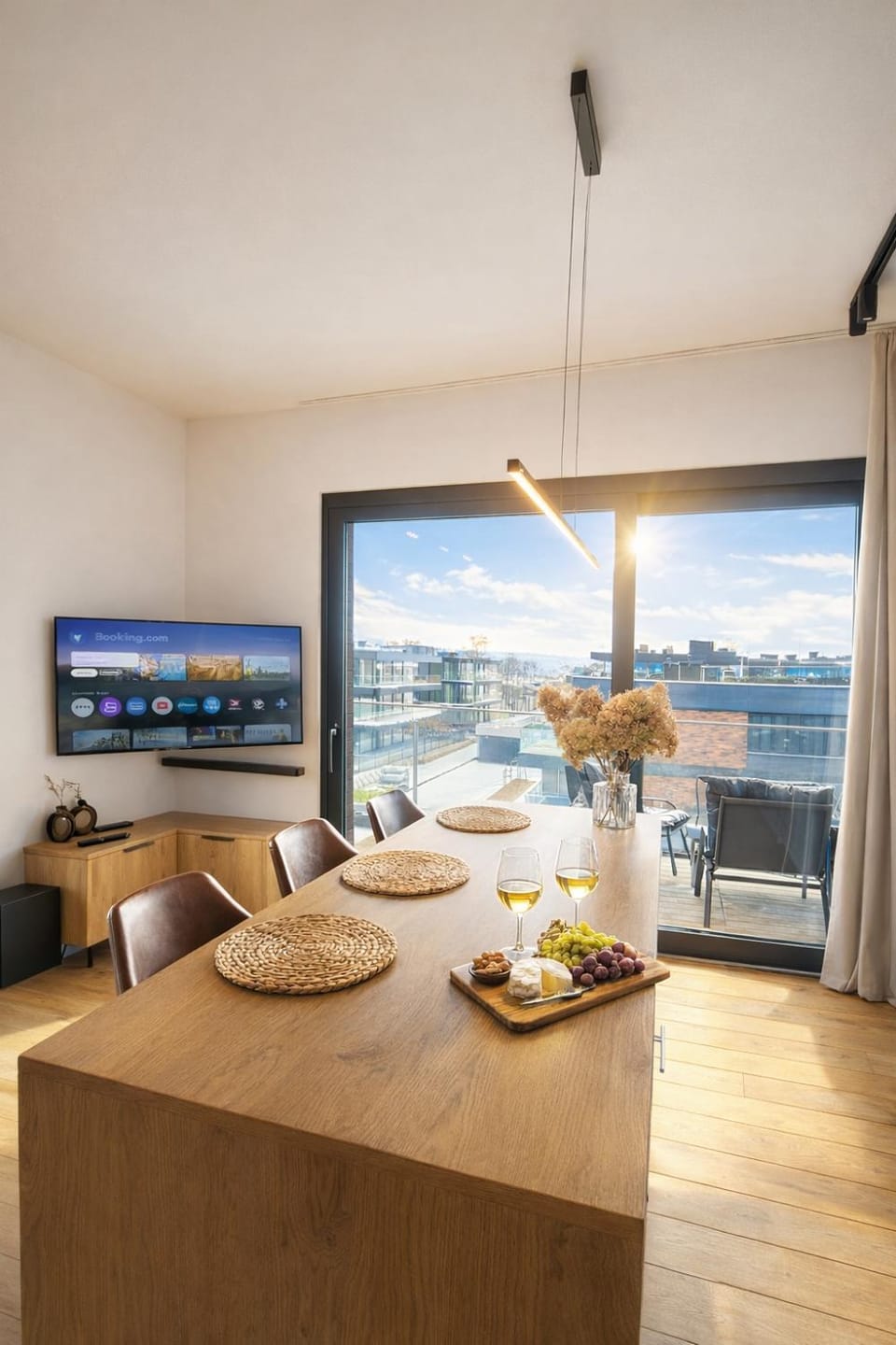 Communal lounge/ TV room, View (from property/room), Kitchen or kitchenette, Lake view