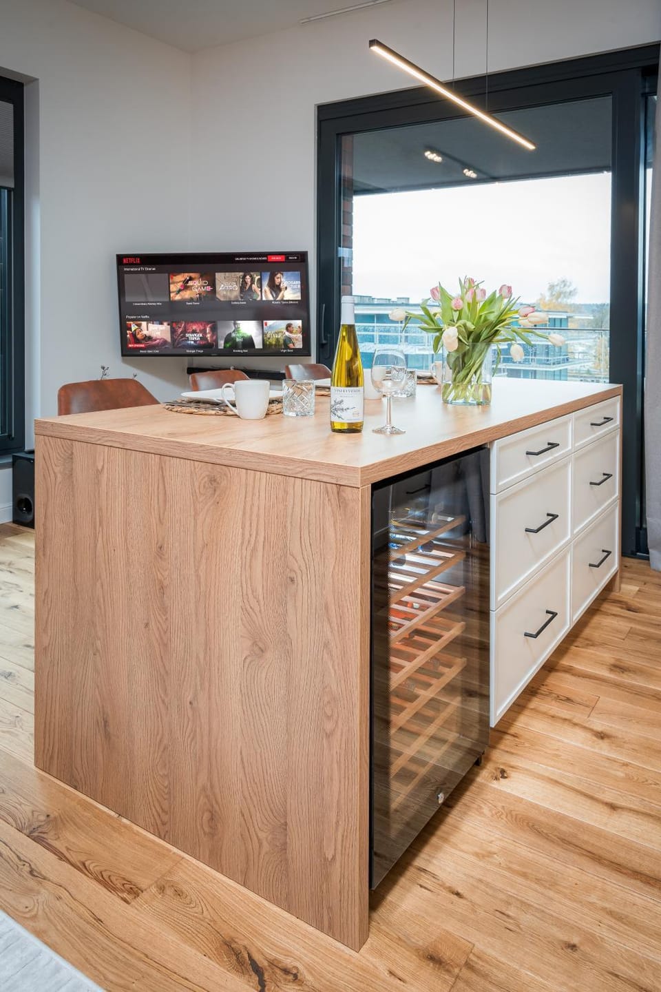 Kitchen or kitchenette, minibar