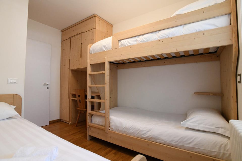Bedroom, bunk bed