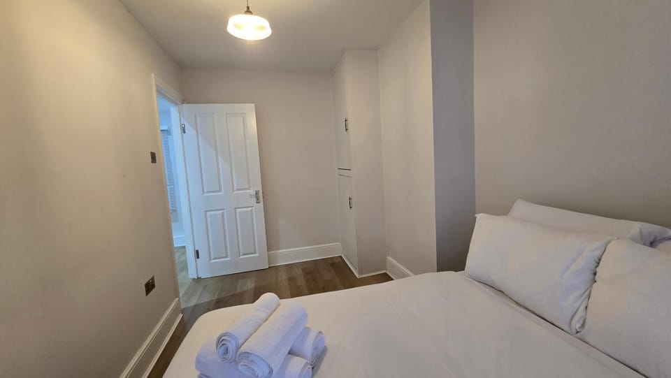 Spacious Family Home 4 Beds Garden Parking House in Edgware
