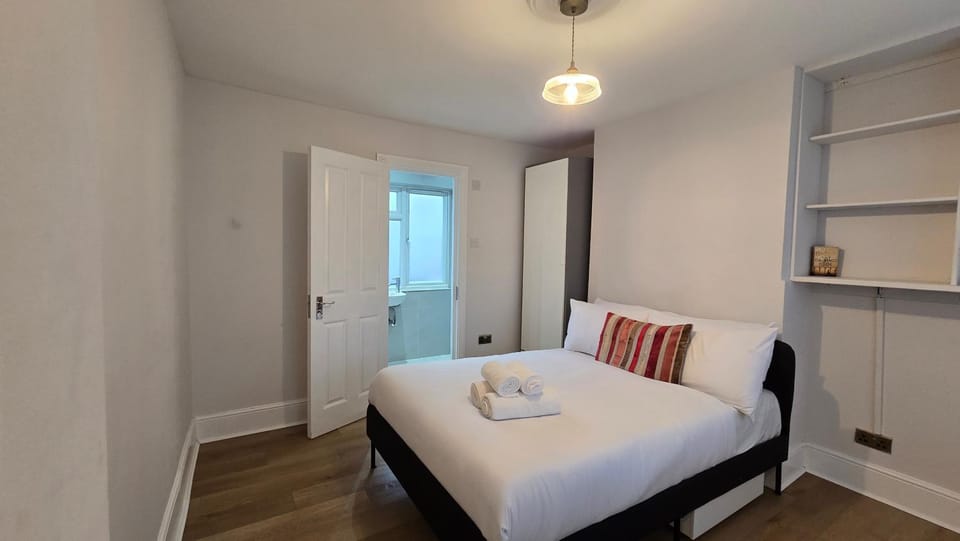 Spacious Family Home 4 Beds Garden Parking House in Edgware