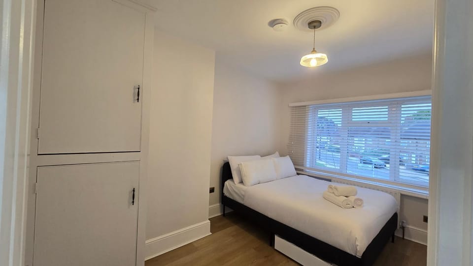 Spacious Family Home 4 Beds Garden Parking House in Edgware