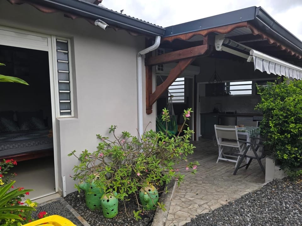 Le nid verdoyant House in Sainte-Anne
