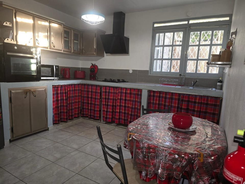 Le nid verdoyant House in Sainte-Anne