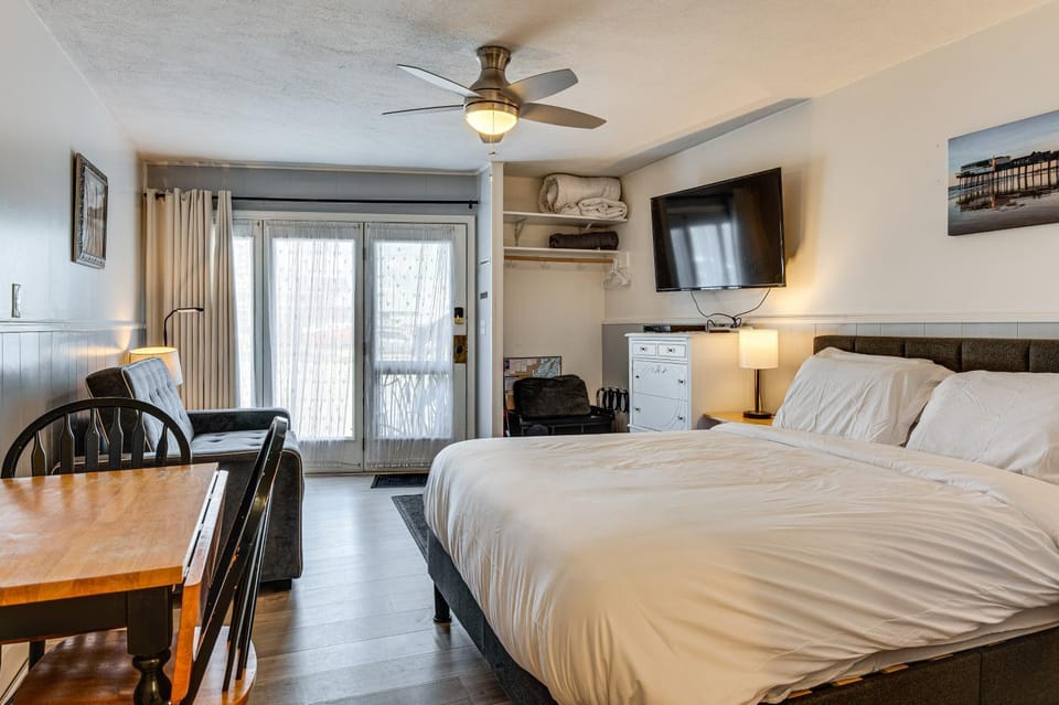 Beachfront Condotel on OOB, Steps From Downtown House in Old Orchard Beach