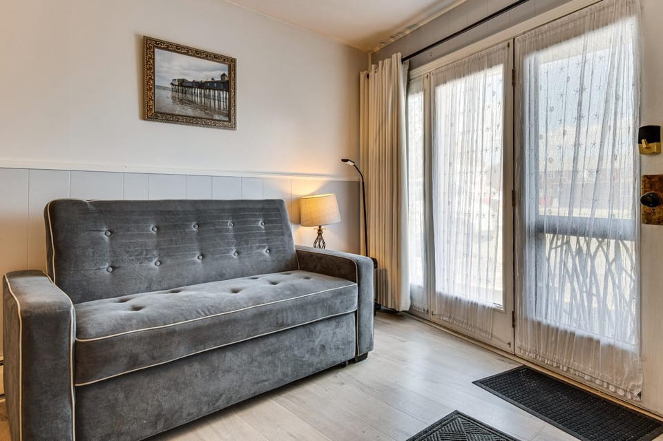Beachfront Condotel on OOB, Steps From Downtown House in Old Orchard Beach