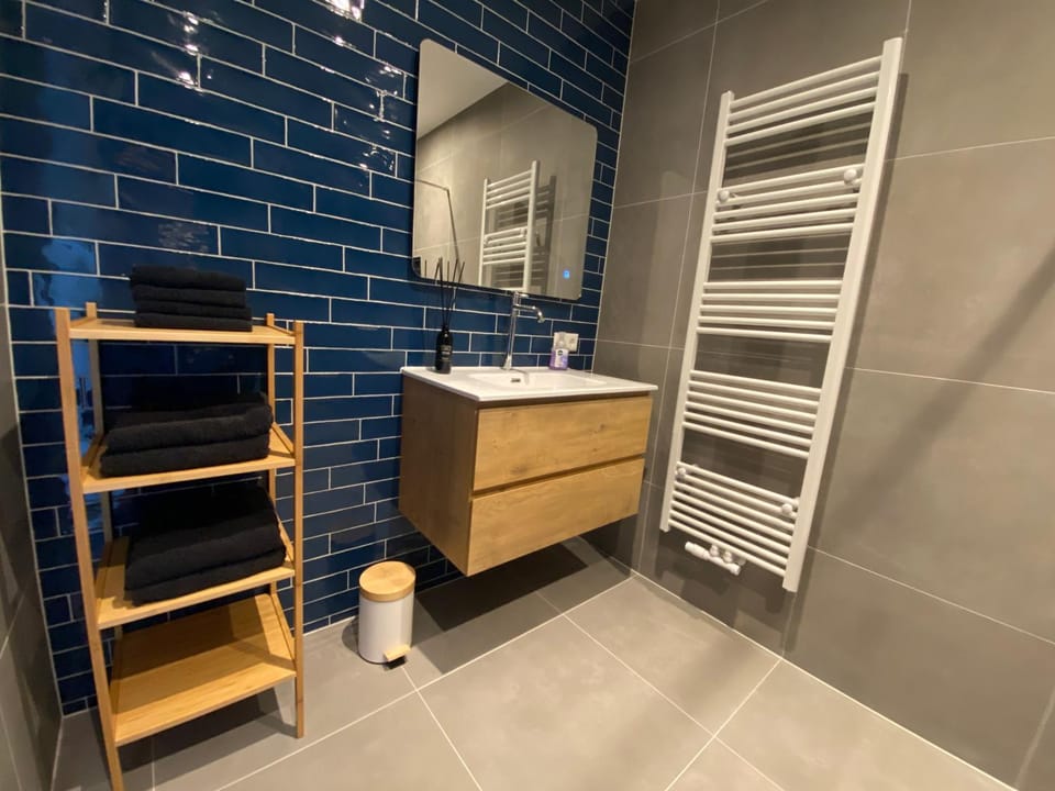 Shower, Bathroom, towels