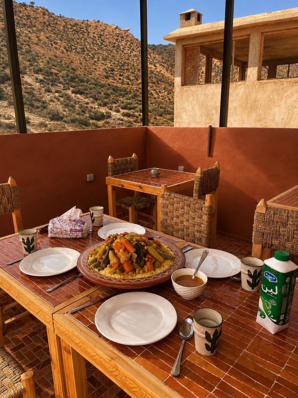 Restaurant/places to eat, Day, Natural landscape, Food and drinks, Dining area, Food, Mountain view, Lunch, Dinner, Drinks