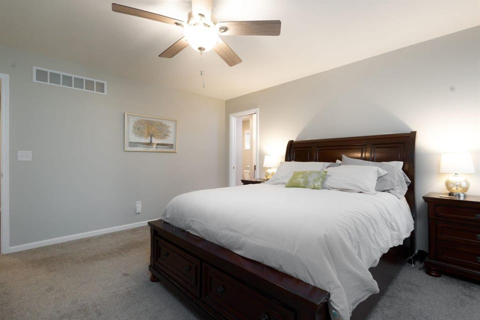 Audubon Woods Retreat 4BR 3BA Near Notre Dame House in South Bend