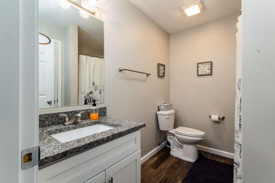 Audubon Woods Retreat 4BR 3BA Near Notre Dame House in South Bend