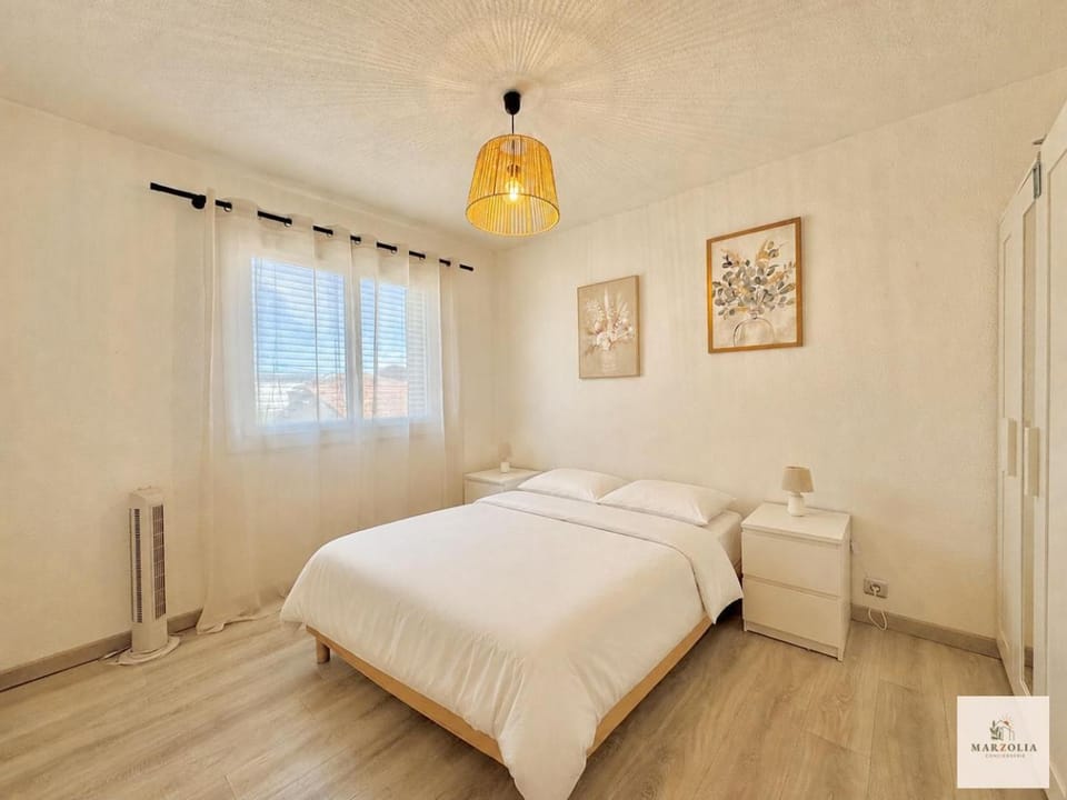 Photo of the whole room, Bedroom