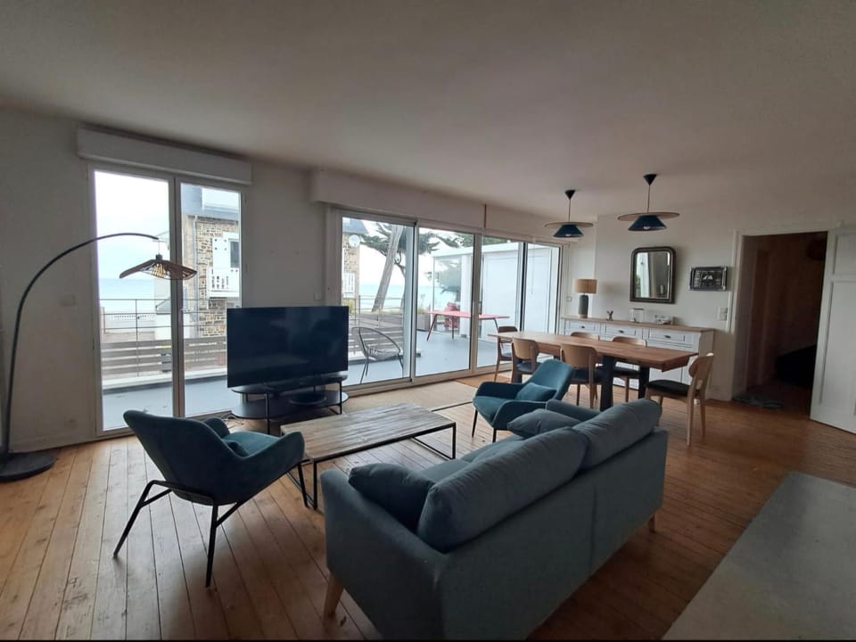 Maison sur la digue avec vue exceptionnelle sur la mer House in Brittany