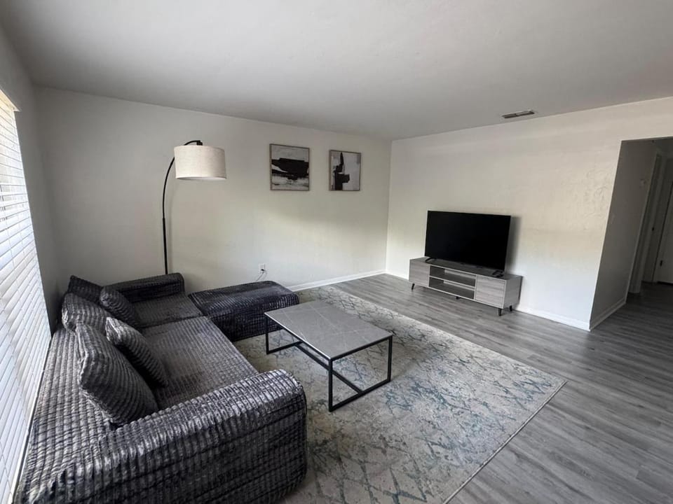 2BR 2BA Apartment located minutes from UF & Shands Apartment in Gainesville