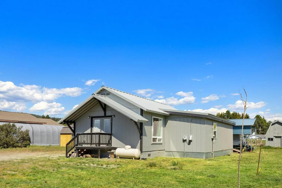 Family Cabin w/ Private Pond & Mountain Views Cabin in Kittitas County