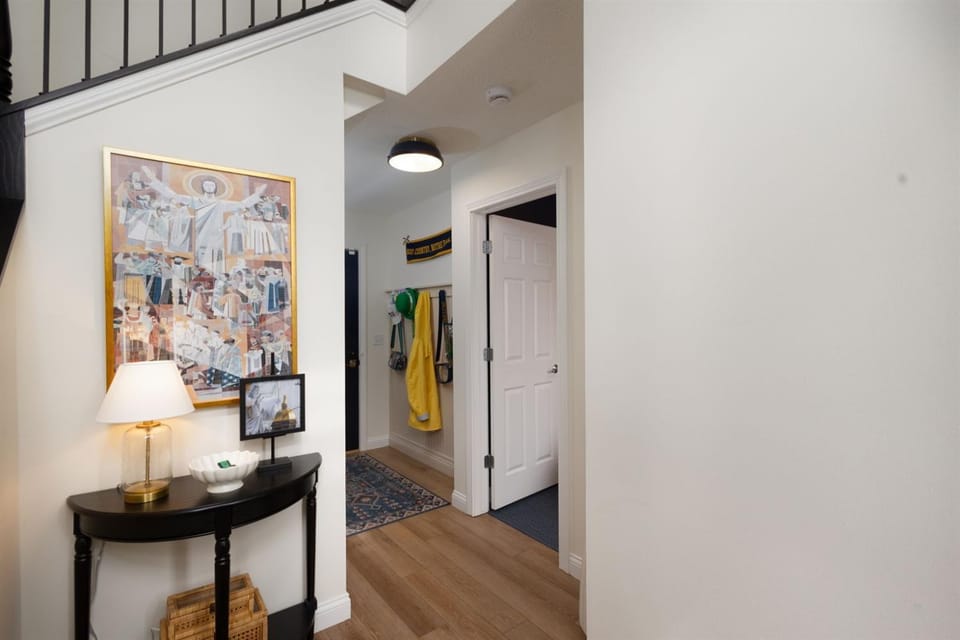 ND RetreatLuxury 3 B 35 BA Townhome 15mi to ND House in Roseland