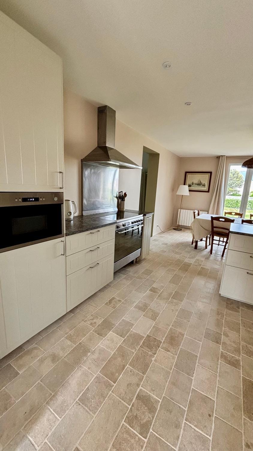 Coffee/tea facilities, stove, toaster, kitchen