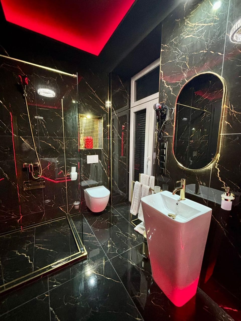 Shower, Toilet, Bathroom, Bath, hair dryier