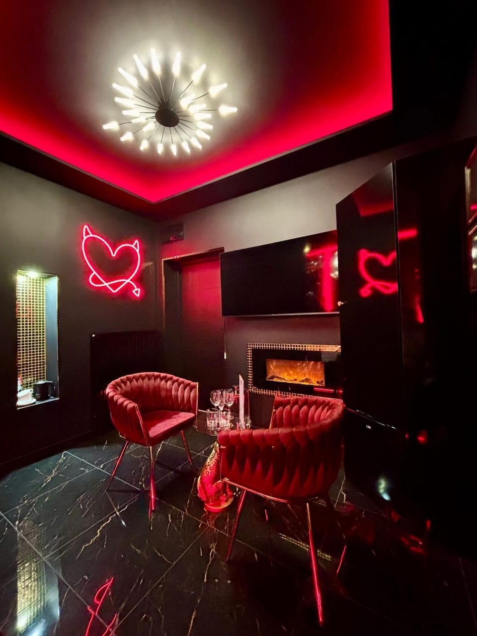 TV and multimedia, Photo of the whole room, Seating area, fireplace, minibar, wardrobe