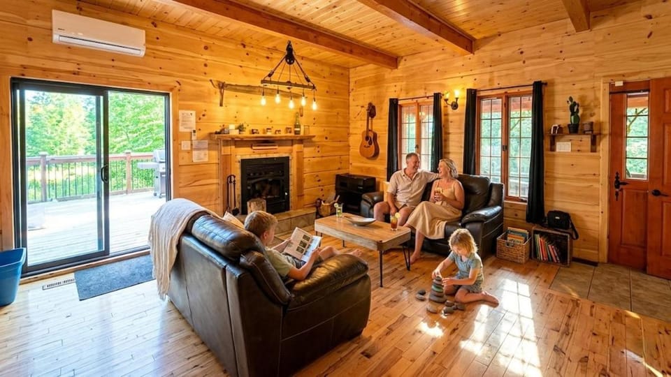 Chalet Brise du Nord with Private Spa and Pool Table & Games Chalet in Quebec