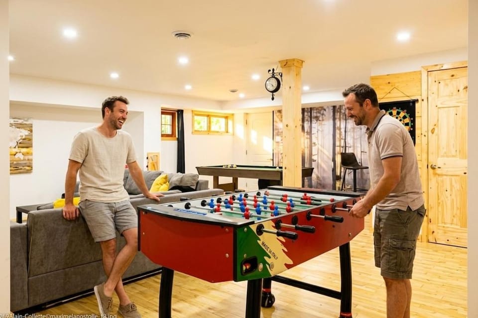 Chalet Brise du Nord with Private Spa and Pool Table & Games Chalet in Quebec