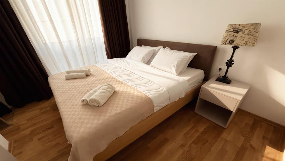 Bed, Bedroom, towels