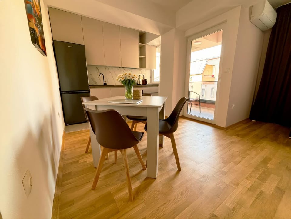 Dining area, kitchen