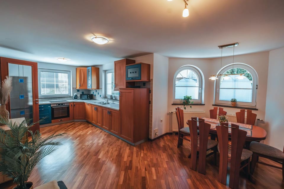 Coffee/tea facilities, Dining area, dishwasher, microwave, oven, kitchen