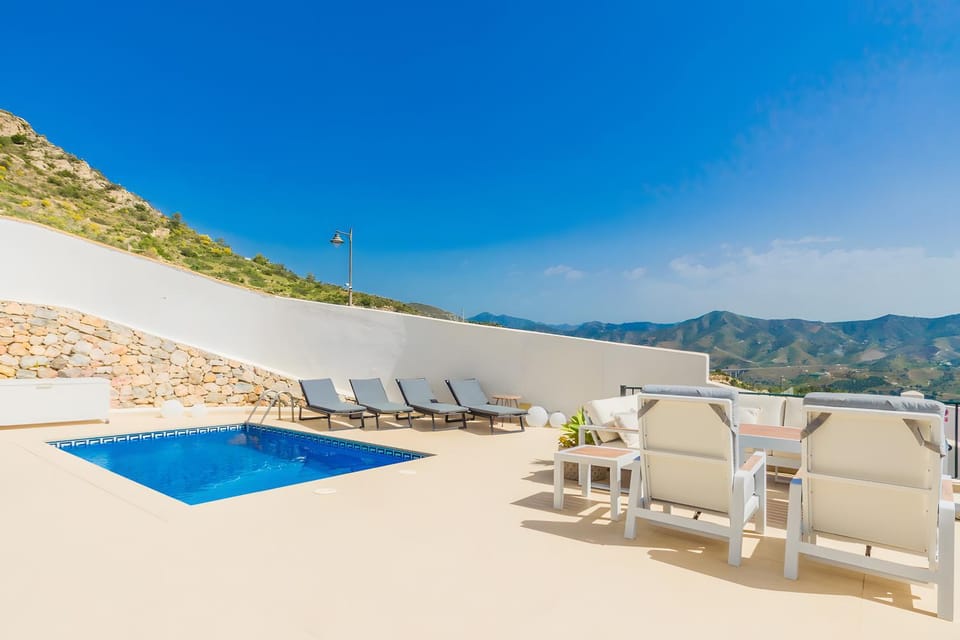 Property building, Balcony/Terrace, Living room, Swimming pool