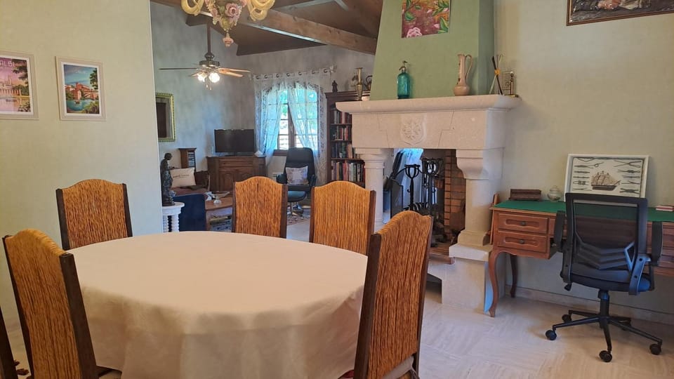 Seating area, Dining area, fireplace