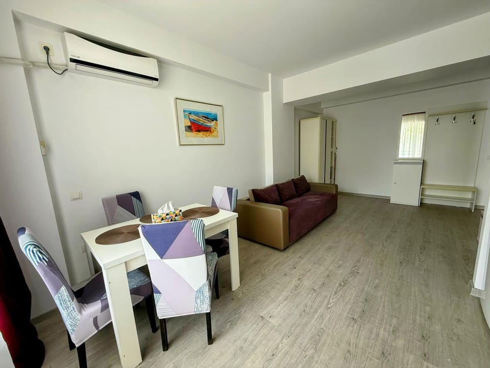 Living room, Dining area, air conditioner