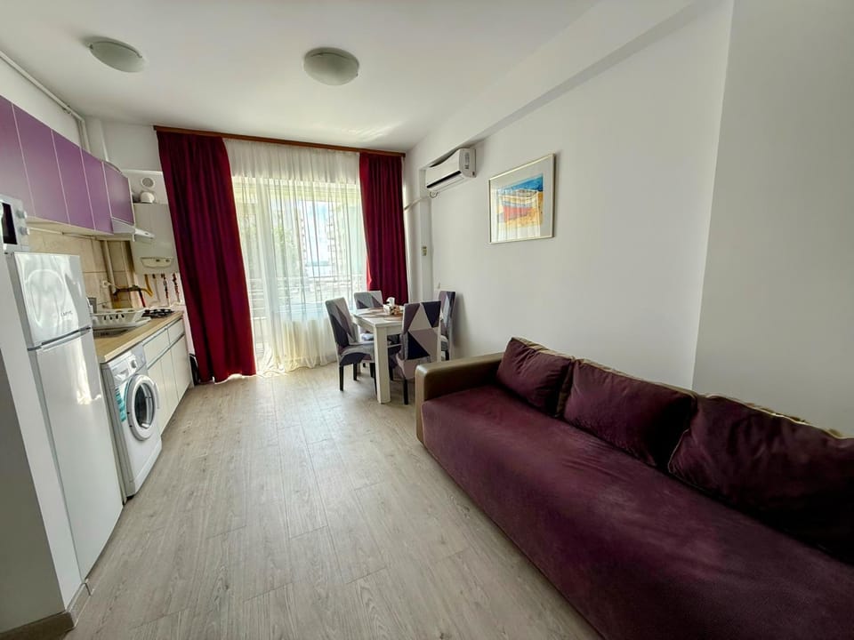 Kitchen or kitchenette, Living room, Seating area, Dining area