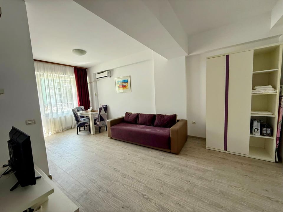TV and multimedia, Living room, Seating area, air conditioner