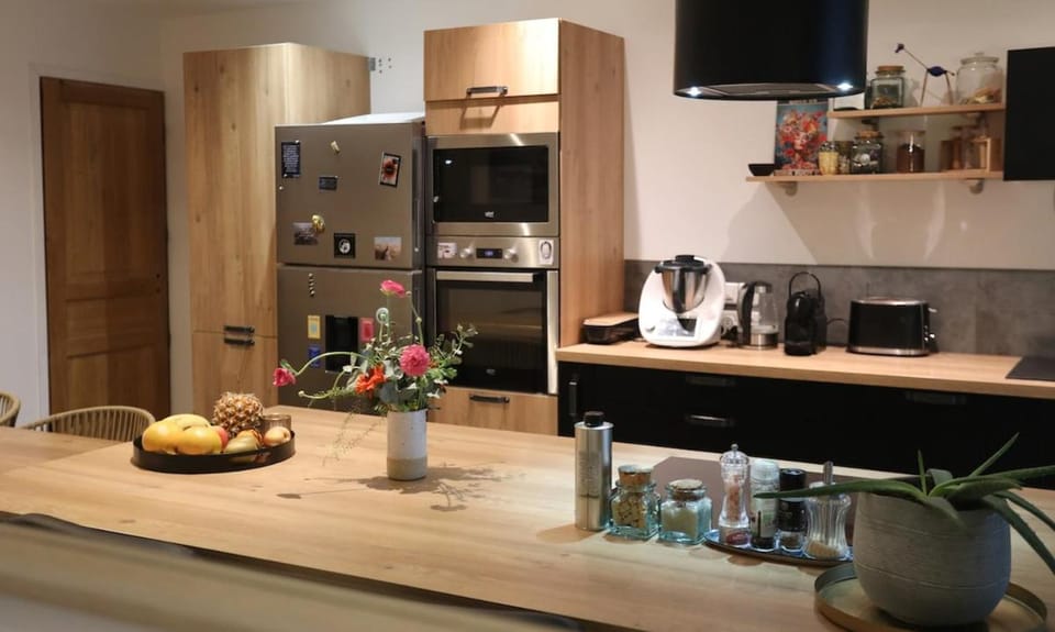 Coffee/tea facilities, Kitchen or kitchenette, dishwasher, microwave, oven, stove, toaster