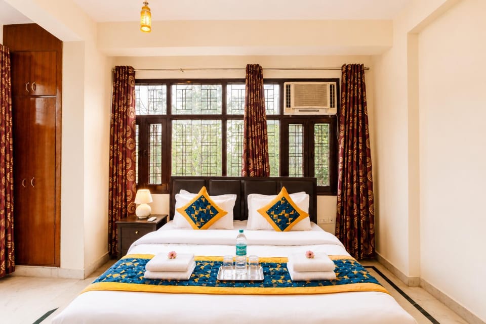 Bed, Bedroom, towels
