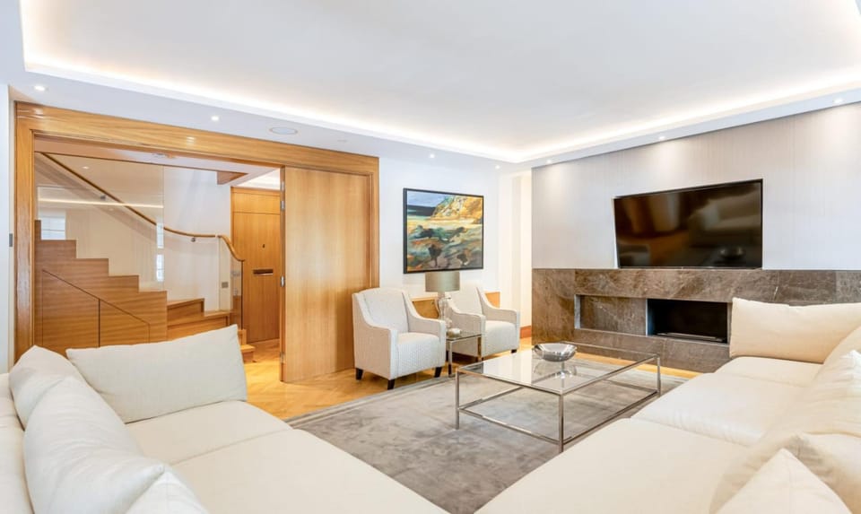 Luxury 3 bedrooms flat in Grosvenor Square with air con Apartment in City of Westminster