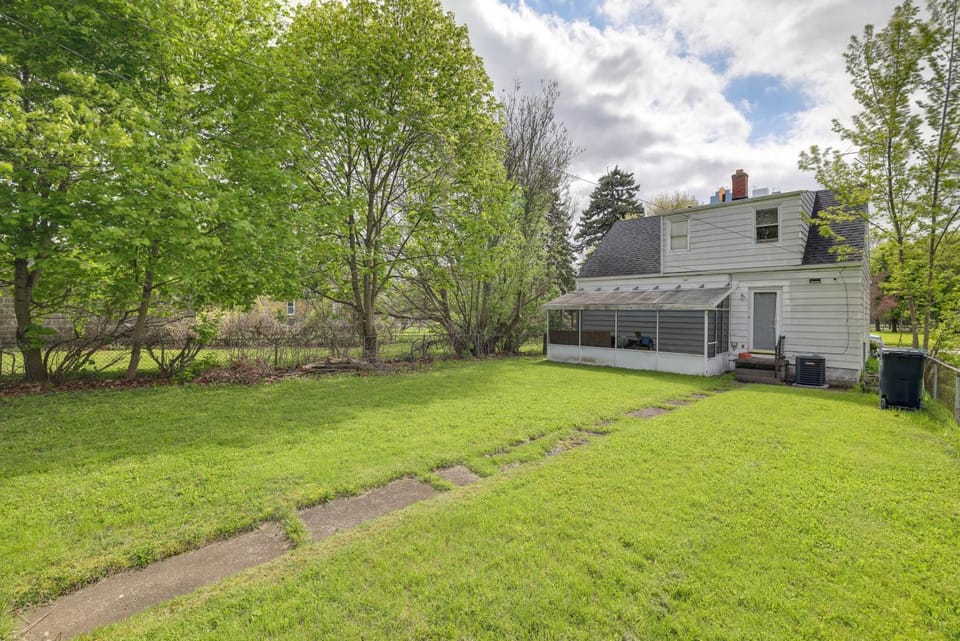 Walk to Falls, Casino! Niagara Family Home w/ Yard House in Niagara Falls