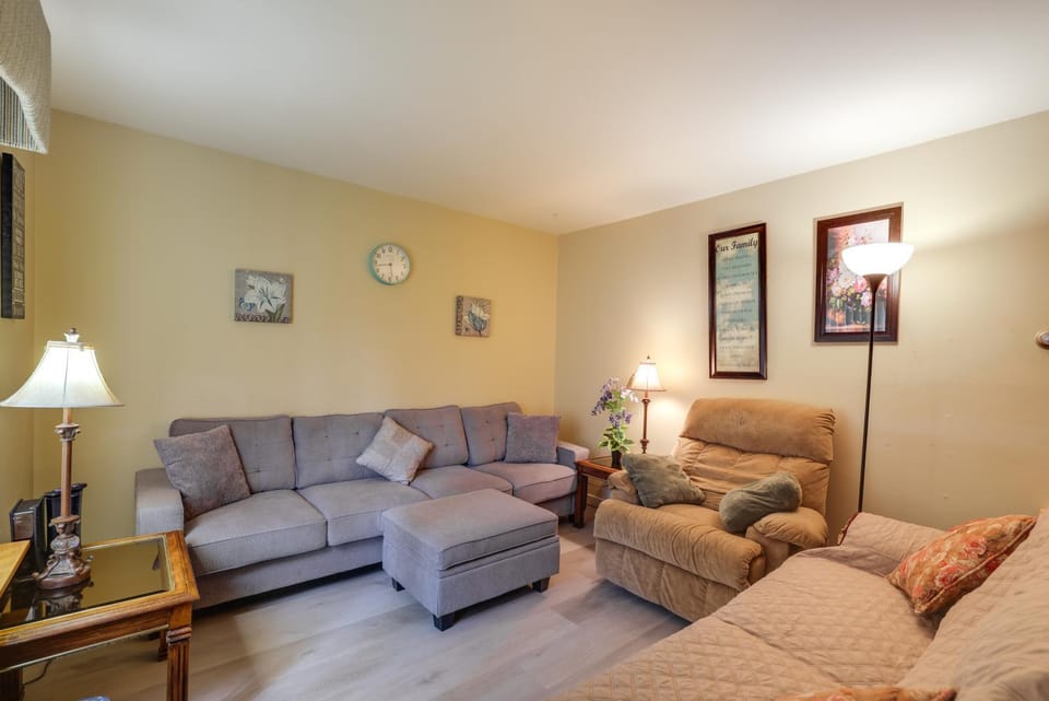 Walk to Falls, Casino! Niagara Family Home w/ Yard House in Niagara Falls