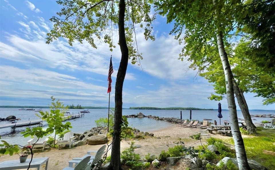 BEACHSIDE ON SEBAGO LIMIT 6 villa Villa in Sebago Lake