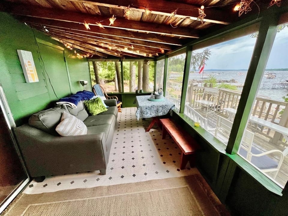 BEACHSIDE ON SEBAGO LIMIT 6 villa Villa in Sebago Lake