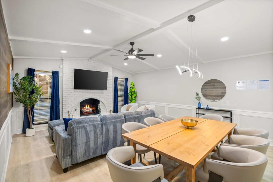 TV and multimedia, Living room, Seating area, Dining area